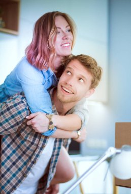 Karton açma çift yeni evlerinde kutuları. Genç Çift.