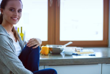 Mutfaktaki kadın. Mutfakta yemek yapmak..