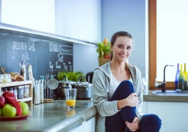 Mutfaktaki kadın. Mutfakta yemek yapmak..