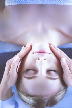 Masaj masasında uzanmış gözleri kapalı rahatlayan genç bir kadın. - Kadın. Spa salonu