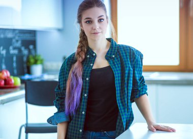 Güzel, genç, gülümseyen bayan doktor masada oturuyor ve yazıyor..