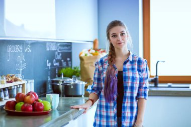 mutlu kadın evde Mutfakta çay içme.