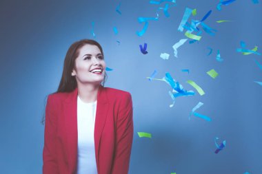 Konfeti kutlama parti güzel mutlu kadın. Doğum günü veya yeni yıl arifesi kavramı kutlama.