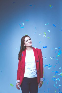 Konfeti kutlama parti güzel mutlu kadın. Doğum günü veya yeni yıl arifesi kavramı kutlama.