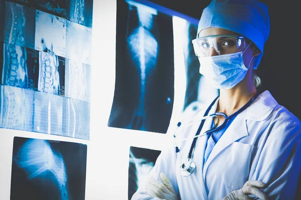 Imagen de la atractiva doctora mirando los resultados de los rayos X. — Foto de Stock