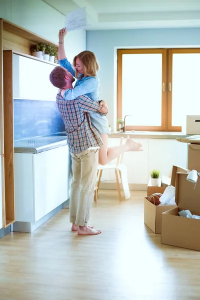 Retrato de una joven pareja mudándose a un nuevo hogar. Pareja joven — Foto de Stock