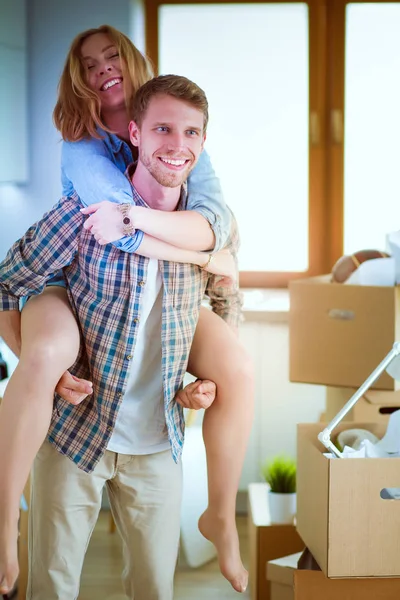 Casal desempacotar caixas de papelão em sua nova casa. Casal jovem . — Fotografia de Stock