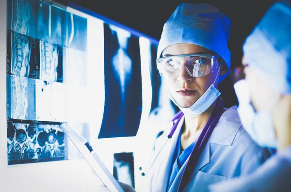 Дві жінки-медики, які дивляться на рентгенівські промені в лікарні . — стокове фото