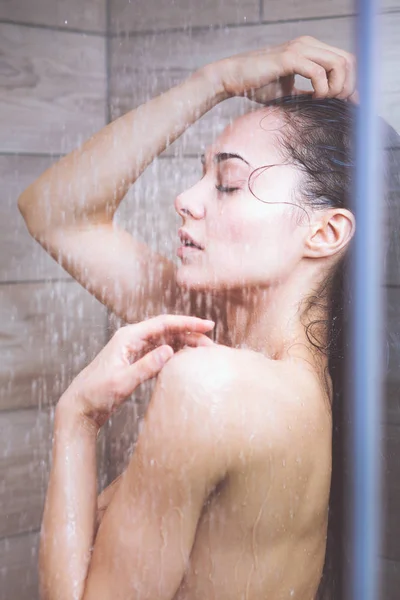 Fiatal gyönyörű nő, fürdőszoba a zuhany alatt. — Stock Fotó