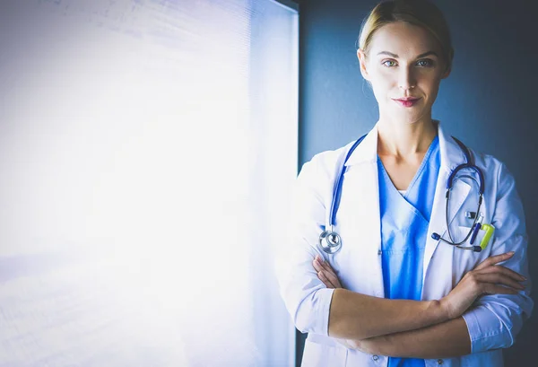 Portrait de jeune femme médecin avec manteau blanc debout à l'hôpital. — Photo