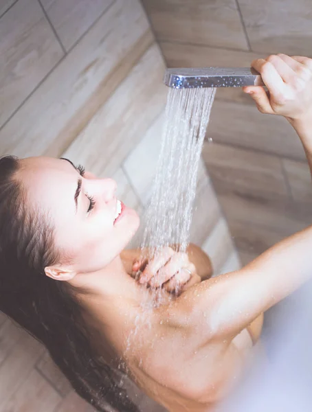 Joven mujer hermosa bajo la ducha en el baño . —  Fotos de Stock