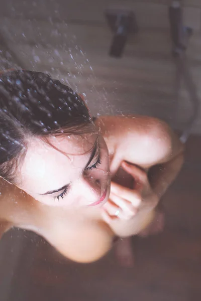 Jeune femme belle sous la douche dans la salle de bain . — Photo