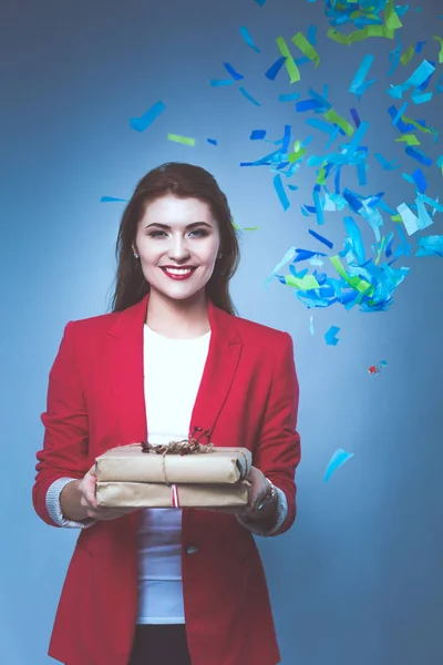 Hermosa mujer feliz con caja de regalo en la fiesta de celebración con confeti. Cumpleaños o Nochevieja celebrando el concepto — Foto de Stock
