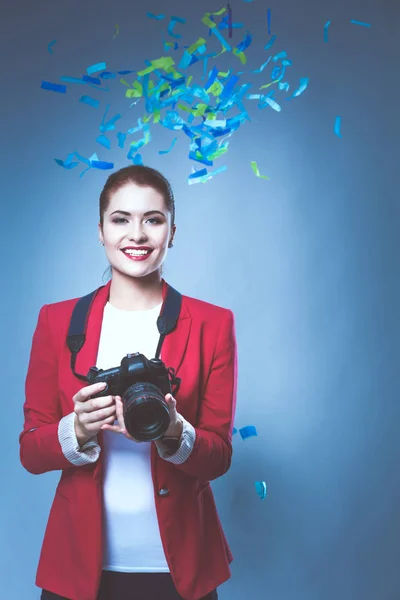 Hermosa mujer feliz con cámara en la fiesta de celebración con confeti. Cumpleaños o Nochevieja celebrando el concepto — Foto de Stock