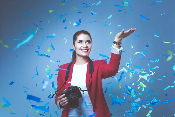 Szép boldog nő kamera ünnepe párt a konfetti. Szülinapi vagy újévi Éva ünnepli koncepció — Stock Fotó