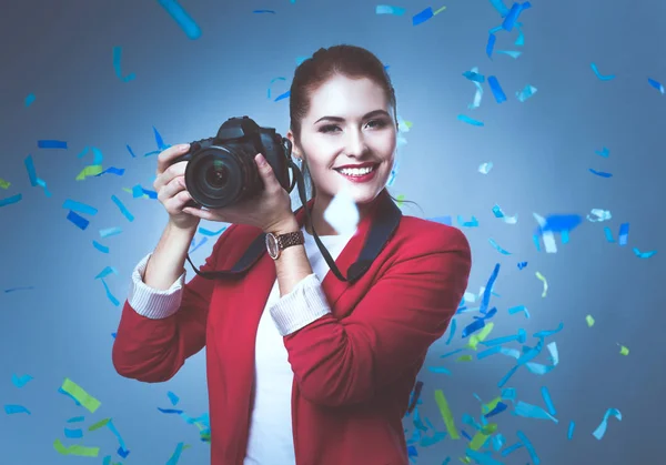 Bella donna felice con macchina fotografica alla festa di festa con coriandoli. Compleanno o Capodanno celebrando concetto — Foto Stock
