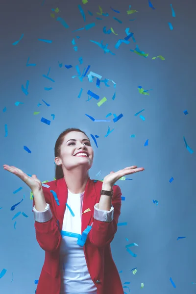 Portreit bella donna felice alla festa di festa con coriandoli. Compleanno o Capodanno celebrando il concetto . — Foto Stock