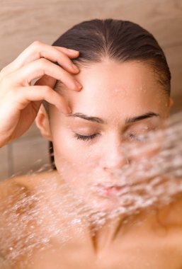 Genç beautyful kadın banyoda duş altında.