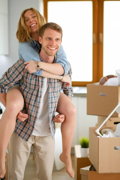 Casal desempacotar caixas de papelão em sua nova casa. Casal jovem . — Fotografia de Stock