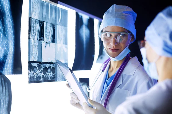 Dos mujeres médicas que miran rayos X en un hospital. — Foto de Stock