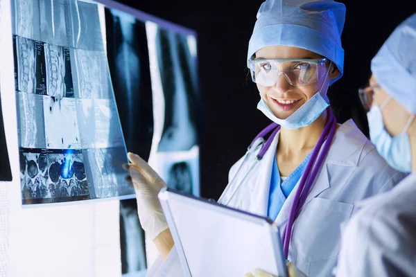 Dvě ženy lékařské lékařky při pohledu na rentgeny v nemocnici. — Stock fotografie