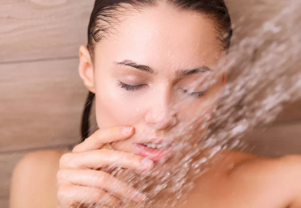 Joven mujer hermosa bajo la ducha en el baño . —  Fotos de Stock