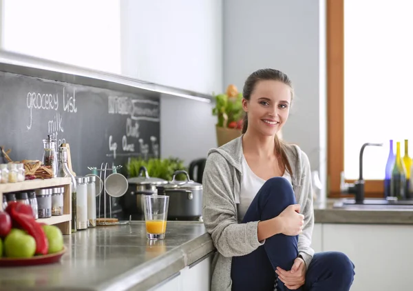 Kvinnan i köket. Matlagning i köket. — Stockfoto