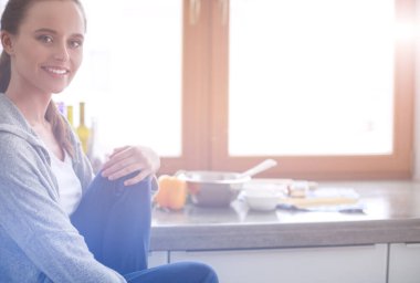 Mutfaktaki kadın. Mutfakta yemek yapmak..