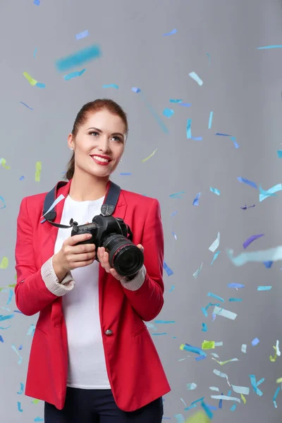 Bella donna felice con macchina fotografica alla festa di festa con coriandoli. Compleanno o Capodanno celebrando concetto — Foto Stock