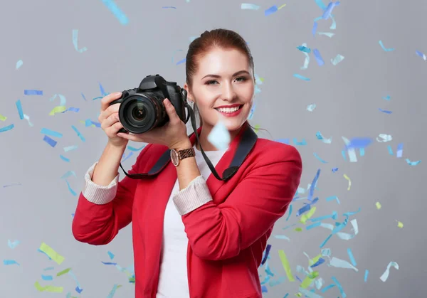 Bella donna felice con macchina fotografica alla festa di festa con coriandoli. Compleanno o Capodanno celebrando concetto — Foto Stock