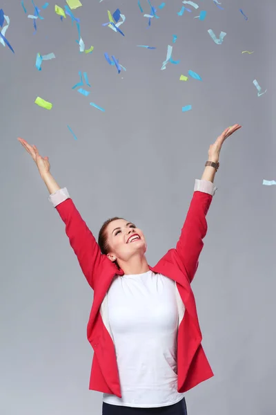 Portreit hermosa mujer feliz en la fiesta de celebración con confeti. Cumpleaños o Nochevieja celebrando concepto . —  Fotos de Stock