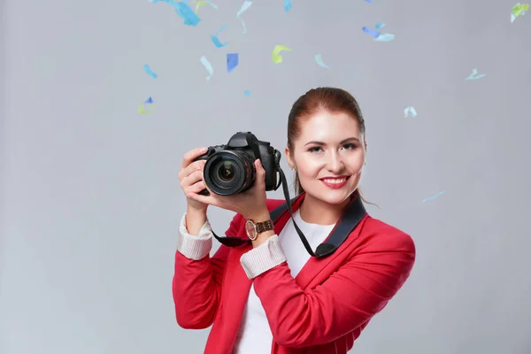 Bella donna felice con macchina fotografica alla festa di festa con coriandoli. Compleanno o Capodanno celebrando concetto — Foto Stock