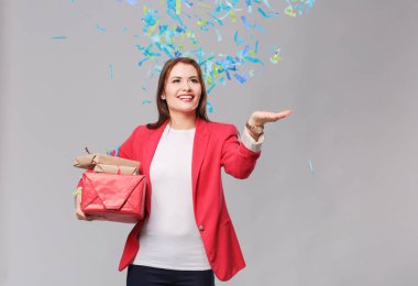 Hediye kutusu ile konfeti kutlama partisinde güzel mutlu kadınla. Doğum günü veya yeni yıl arifesi kavramı kutlama