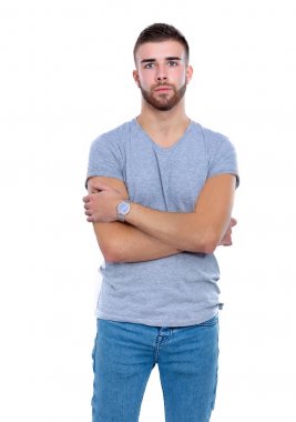 Mutlu bir casual adam ayakta karanlık bir arka plan üzerinde izole portresi