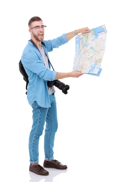 Giovane che tiene la mappa su sfondo bianco. Giovanotto con una mappa su sfondo bianco. Un turista in vacanza. Cerco delle attrazioni. Cercatore di avventure . — Foto Stock