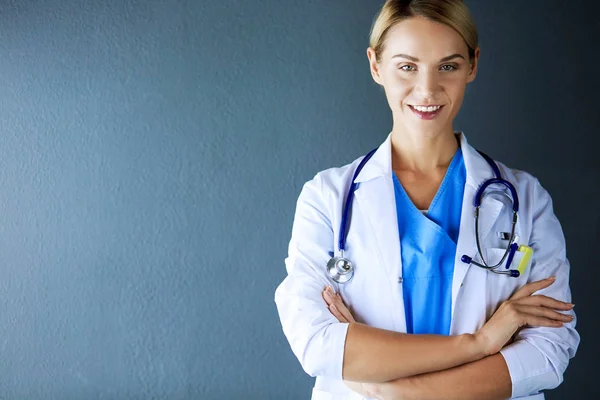 Portrait de jeune femme médecin avec manteau blanc debout à l'hôpital. — Photo