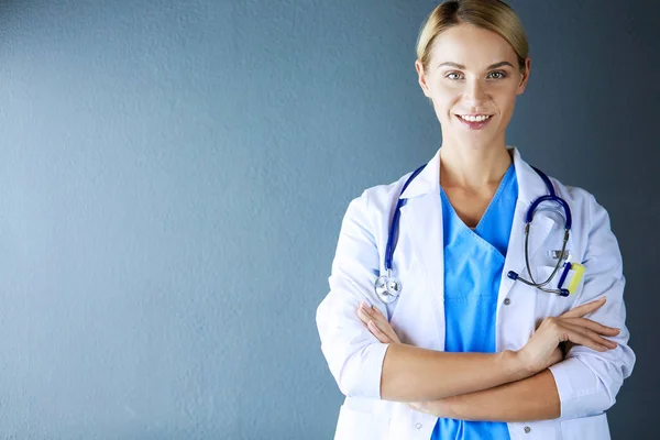 Portrait de jeune femme médecin avec manteau blanc debout à l'hôpital. — Photo