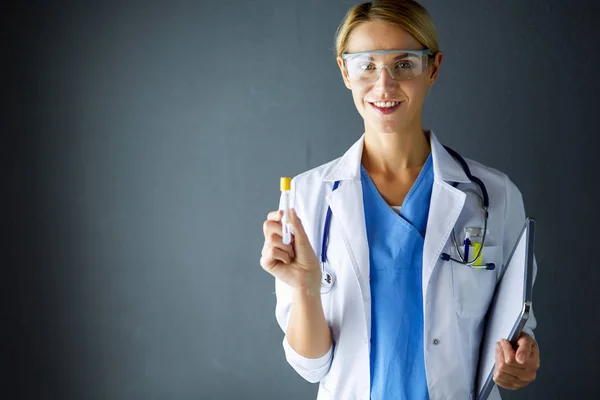 女性医学或研究科学家或医生，在实验室或实验室中使用透明溶液试管. — 图库照片