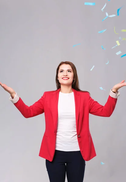 Hermosa mujer feliz en la fiesta de celebración con confeti. Cumpleaños o Nochevieja celebrando el concepto . —  Fotos de Stock