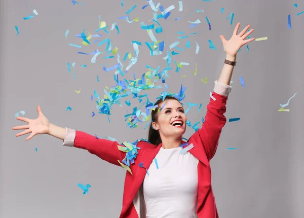 Portreit bella donna felice alla festa di festa con coriandoli. Compleanno o Capodanno celebrando il concetto . — Foto Stock