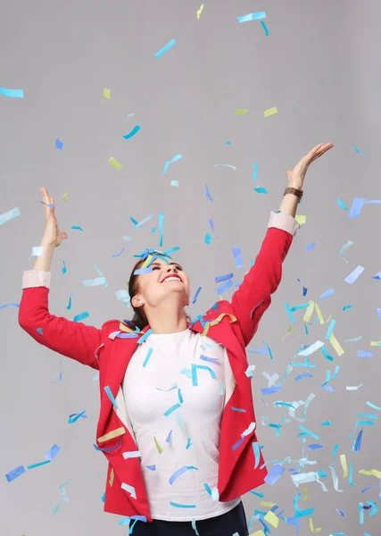 Portreit bella donna felice alla festa di festa con coriandoli. Compleanno o Capodanno celebrando il concetto . — Foto Stock