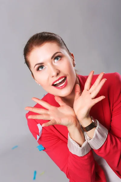 Portreit hermosa mujer feliz en la fiesta de celebración con confeti. Cumpleaños o Nochevieja celebrando concepto . —  Fotos de Stock