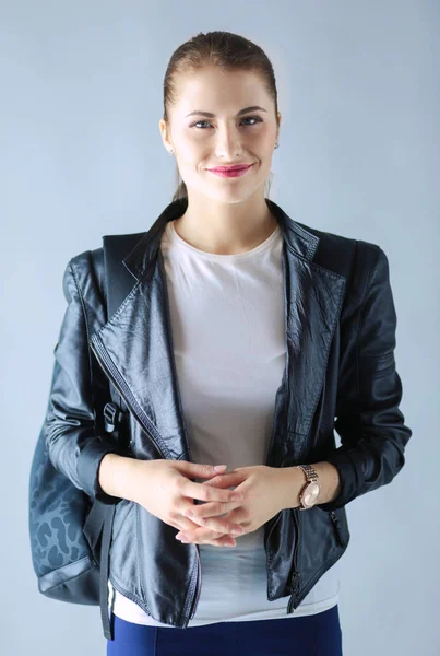 Portret van mooie jonge brunette vrouw in stijlvol zwart jasje op grijs. — Stockfoto