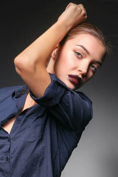 Retrato de una hermosa mujer con collar . — Foto de Stock