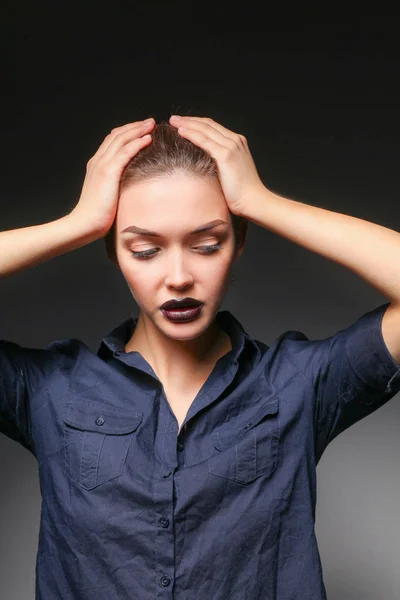 Portret van een mooie vrouw met ketting. — Stockfoto