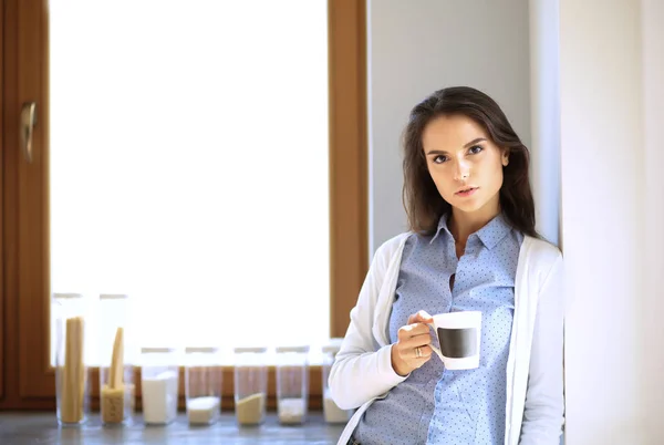 Boldog asszony otthon a konyhában tea fogyasztása. Nő otthon — Stock Fotó