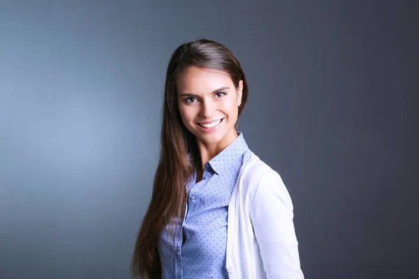 Portret van een zakenvrouw, tegen een donkere achtergrond. Een lachende vrouw. Portret van een vrouw — Stockfoto