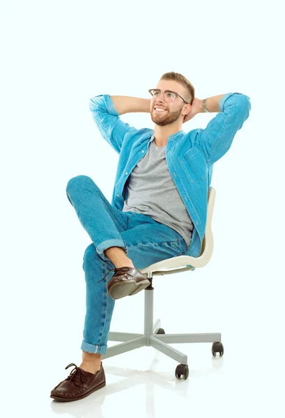 Joven sentado en la silla aislado sobre fondo blanco. Startupper. Joven empresario . —  Fotos de Stock