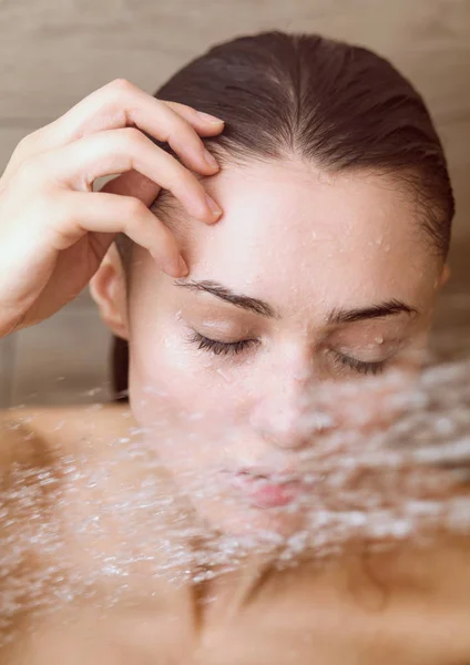 Mladá krásná žena pod sprchou v koupelně. — Stock fotografie