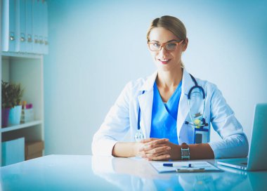 Doktor ve hasta çift masada oturmuş bir şey tartışıyorlar..